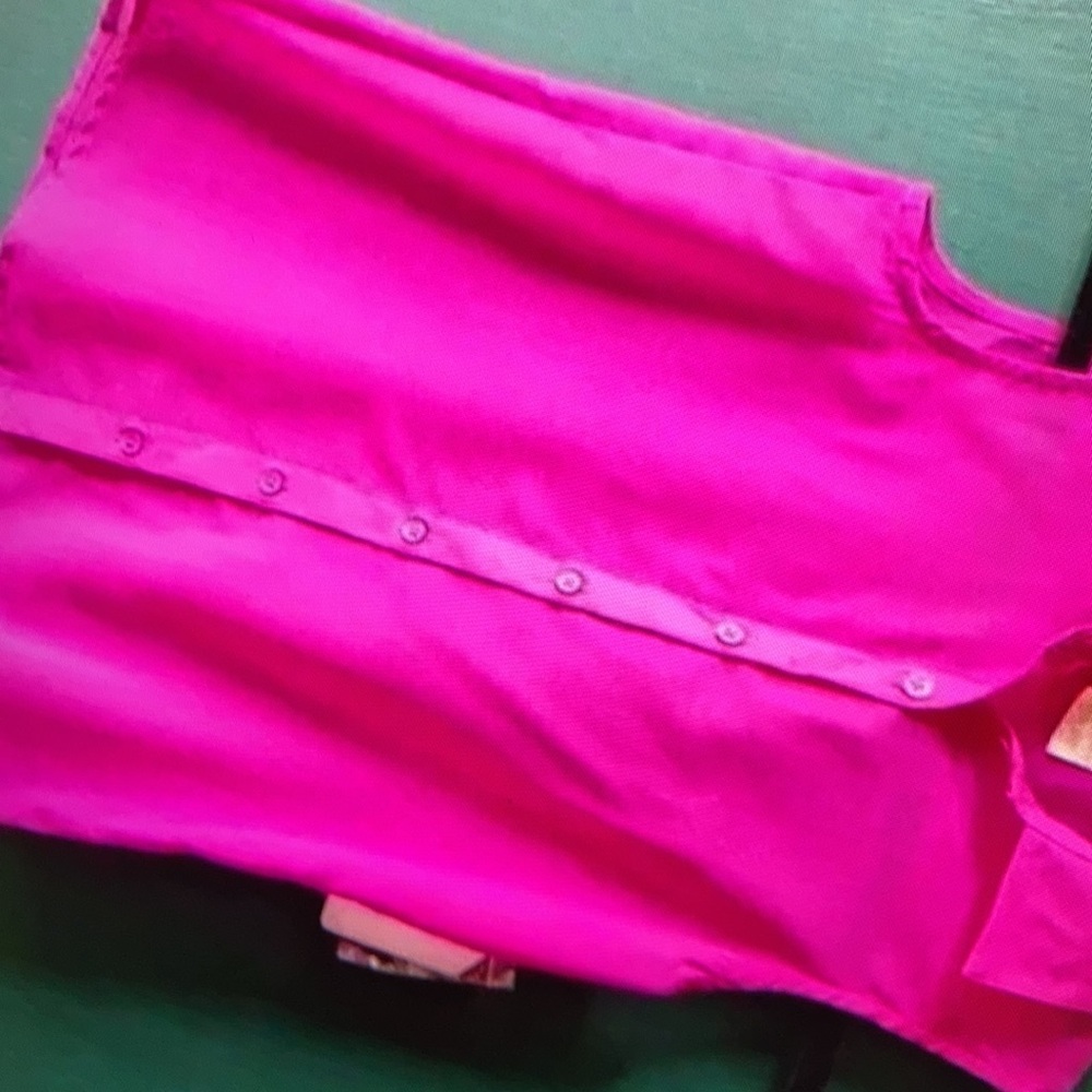 Features collected neckline sleeveless shirt